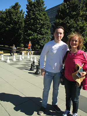 Benji Frenkel and Helen Kheyfets (GM Razvan Preotu [blindfolded] and IM David Brodsky in background)